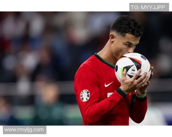 欧冠赛场惊现奇葩事件球迷闯入抢夺C罗球衣引发热议 欧冠赛场惊现奇葩事件球迷闯入抢夺C罗球衣引发热议