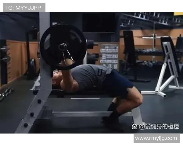 家庭哑铃健身计划助瘦子增肌塑形的有效方法与推荐